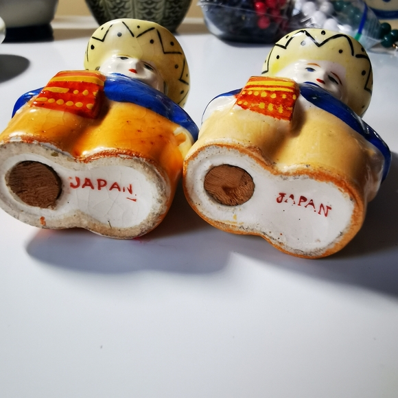 Vintage Ceramic Men in Sombreros Salt and Pepper Shakers - Picture 11 of 13